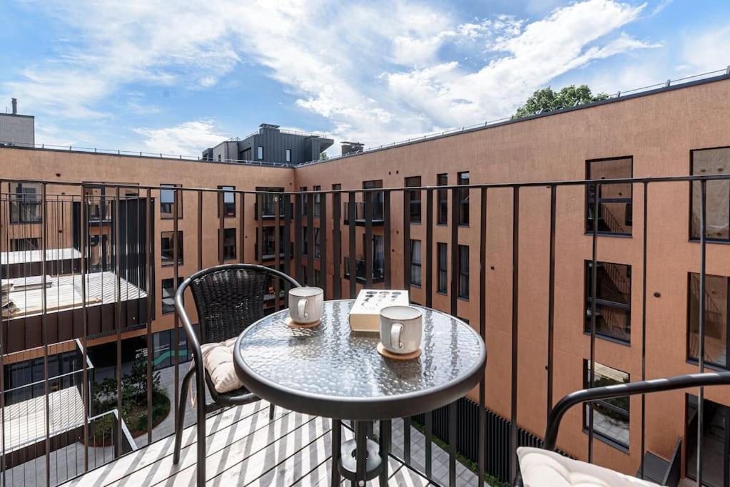 Апартаменты Cozy Japanese Oasis With Balcony, Gramophone, Netflix Вильнюс Экстерьер фото